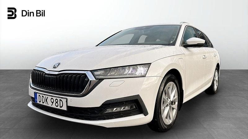 Vit Begagnad 2024 Skoda Octavia Ambition Kombi | 319 900 kr (Bra pris) - Bild 1/4