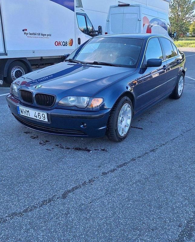 Blå Begagnad 2005 BMW 320 Sedan | 36 000 kr (Marknadspris) - Bild 1/4