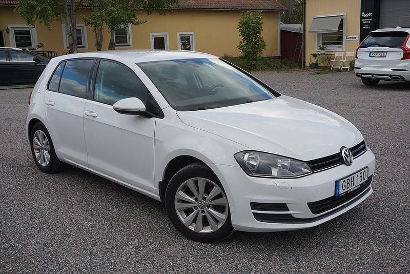 Vit Begagnad 2015 VW Golf VII Halvkombi | 99 900 kr (Lite dyr) - Bild 1/4