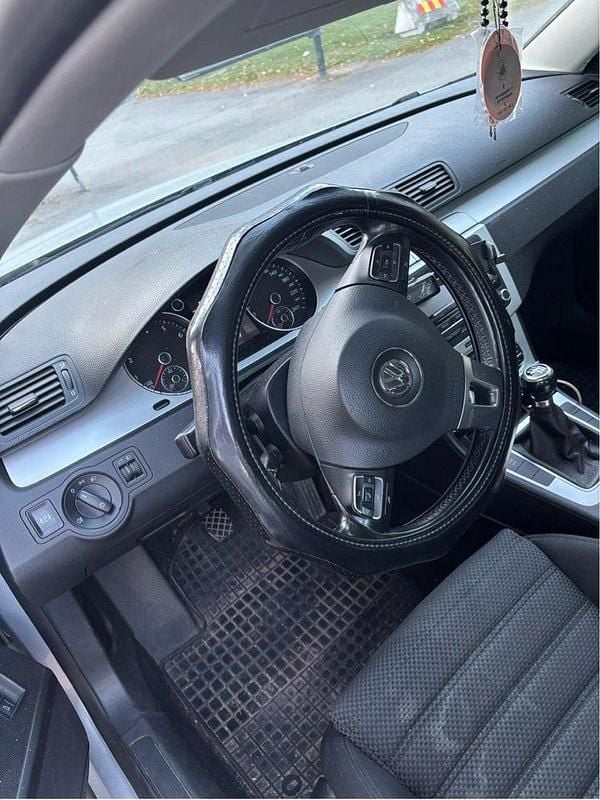 Silver Begagnad 2010 VW Passat Sportline Kombi | 26 000 kr (Bra pris) - Bild 1/4