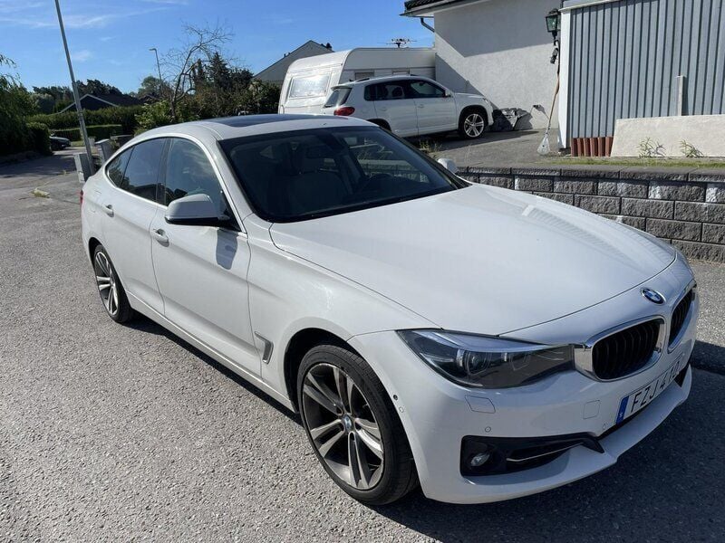 Vit Begagnad 2017 BMW 320 Gran Turismo Sport Line Halvkombi | 168 000 kr (Marknadspris) - Bild 1/4