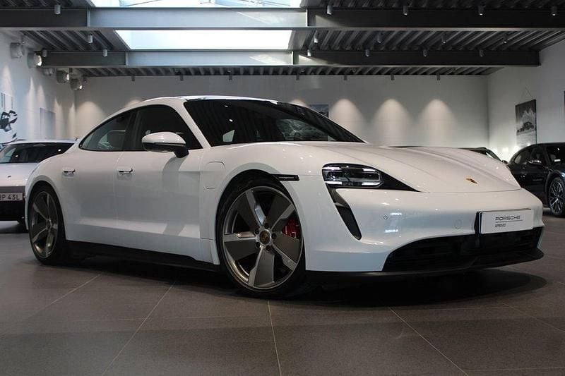 Vit Begagnad 2020 Porsche Taycan 4S Sedan | 695 000 kr (Marknadspris) - Bild 1/4