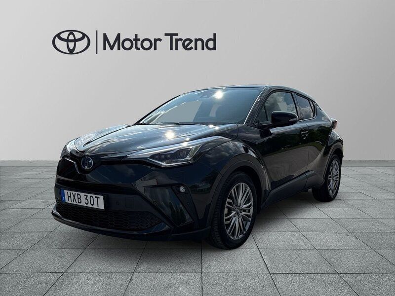 Svart Begagnad 2024 Toyota C-HR Executive SUV | 319 900 kr (Marknadspris) - Bild 1/3