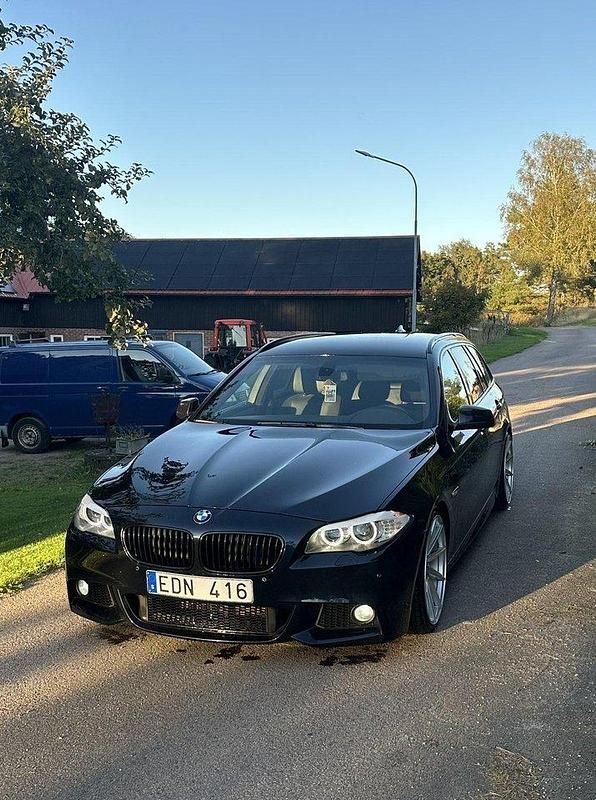 Blå Begagnad 2011 BMW 525 M Sport Kombi | 135 000 kr (Lite dyr) - Bild 1/4