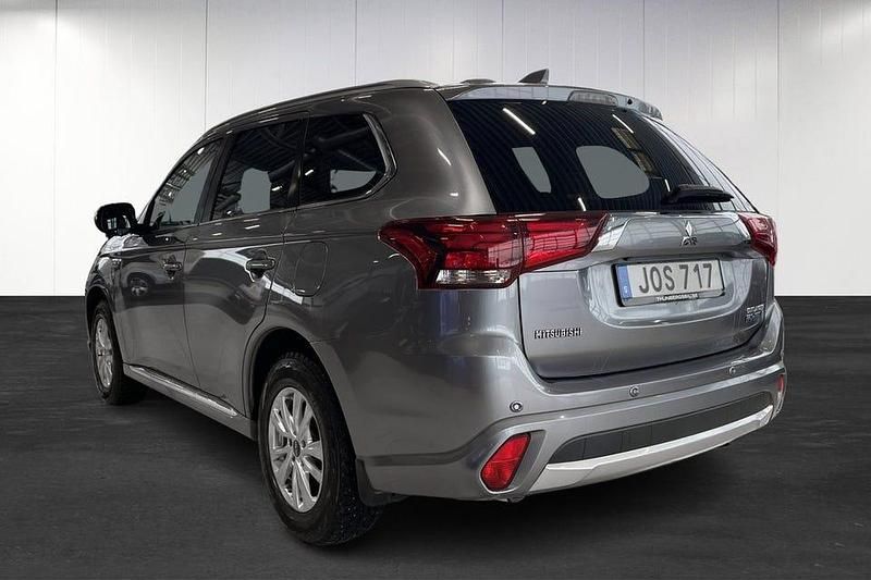 Begagnad Mitsubishi Outlander 203 HK (149 kW) 2018 Grå SUV