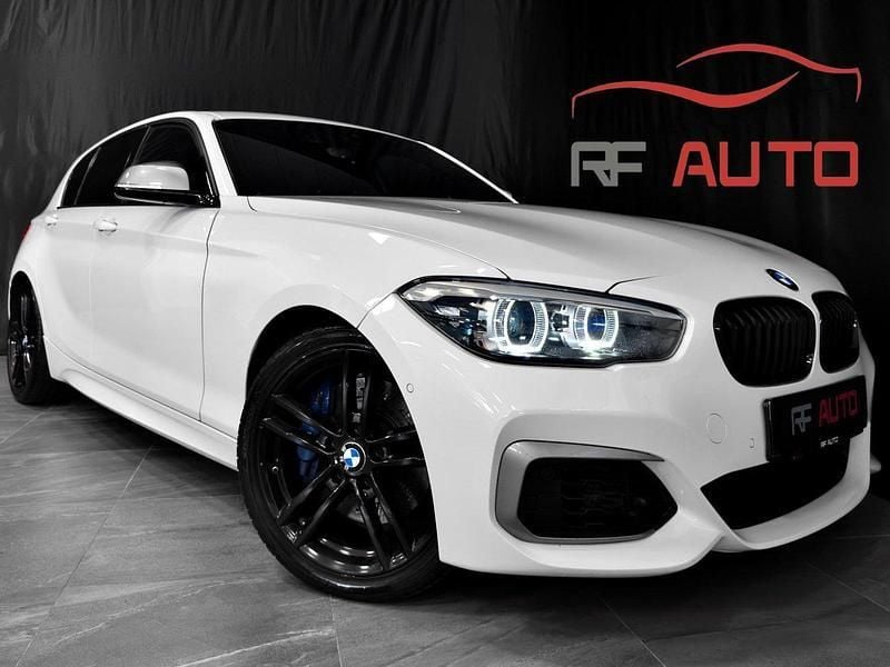 Vit Begagnad 2018 BMW M140 M Sport Halvkombi | 399 900 kr (Lite dyr) - Bild 1/4