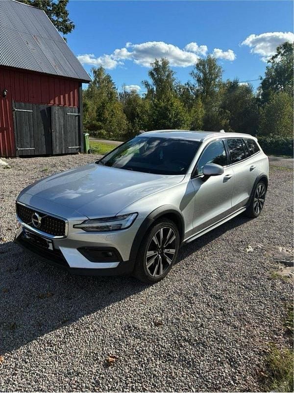 Silver Begagnad 2020 Volvo V60 CC Momentum Kombi | 259 000 kr (Marknadspris) - Bild 1/4