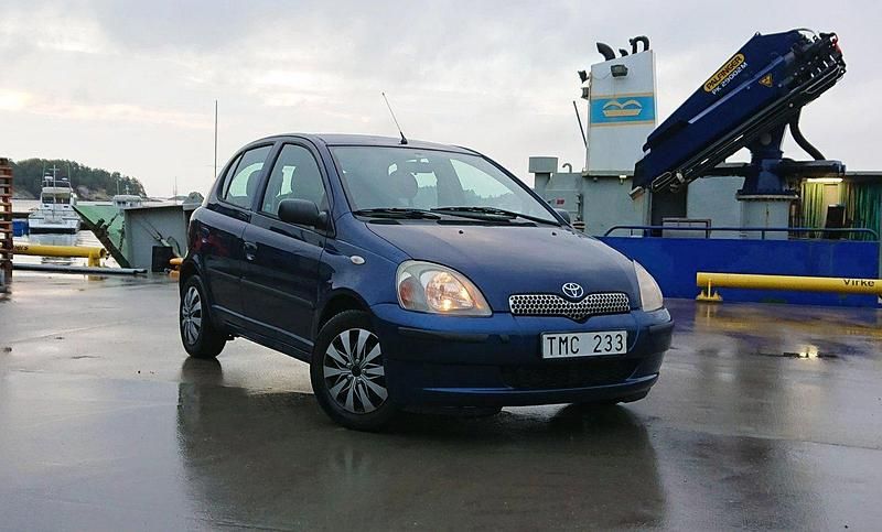 Blå Begagnad 2002 Toyota Yaris Halvkombi | 26 000 kr (Marknadspris) - Bild 1/4