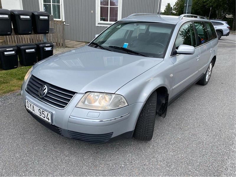 Silver Begagnad 2002 VW Passat Highline Kombi | 23 900 kr (Bra pris) - Bild 1/4