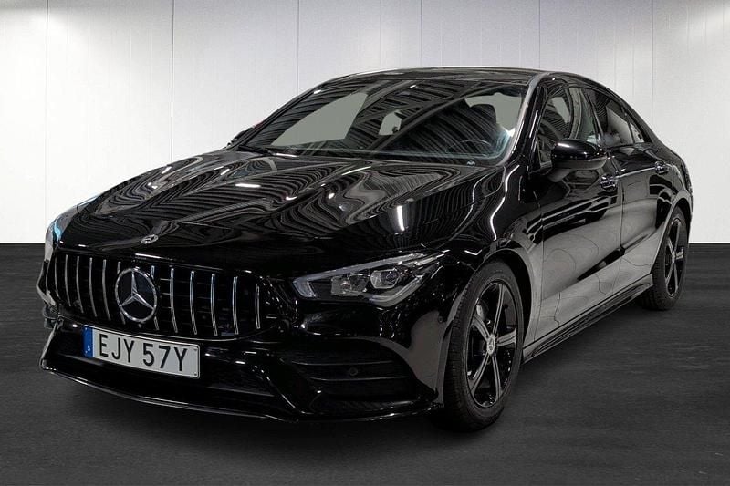 Svart Begagnad 2021 Mercedes CLA200 AMG Sportkupé | 354 900 kr (Lite dyr) - Bild 1/4