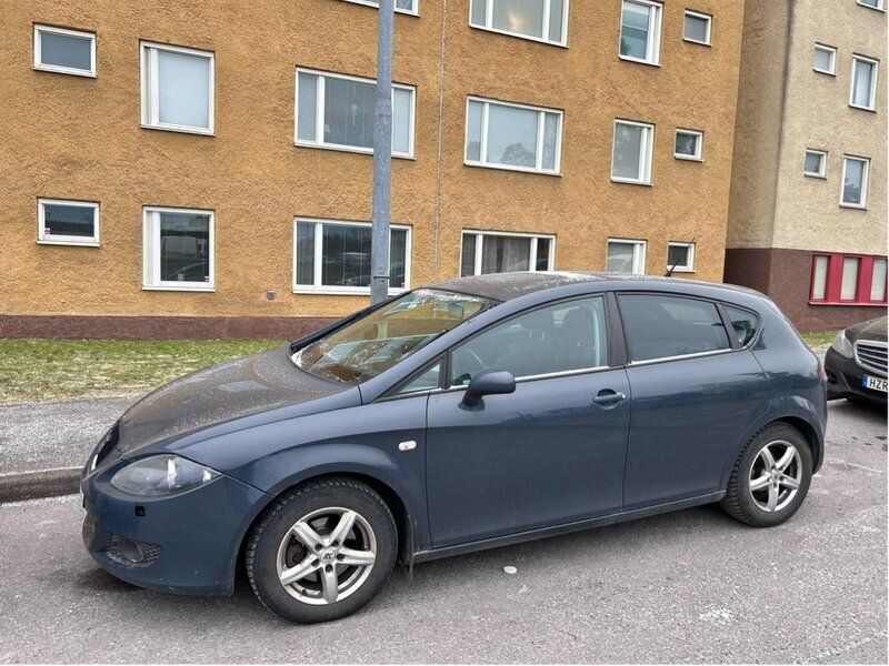 Grå Begagnad 2010 Seat Leon Sport Halvkombi | 22 000 kr (Marknadspris) - Bild 1/4