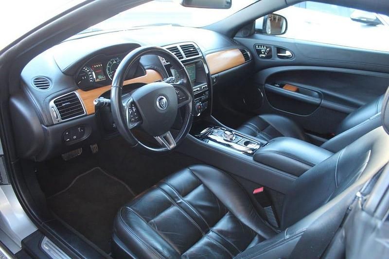 Begagnad Jaguar XK 385 HK (283 kW) 2012 Silver Sportkupé