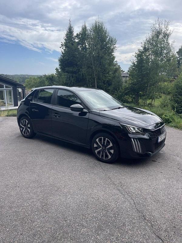 Svart Begagnad 2024 Peugeot 208 Halvkombi | 165 000 kr (Marknadspris) - Bild 1/4