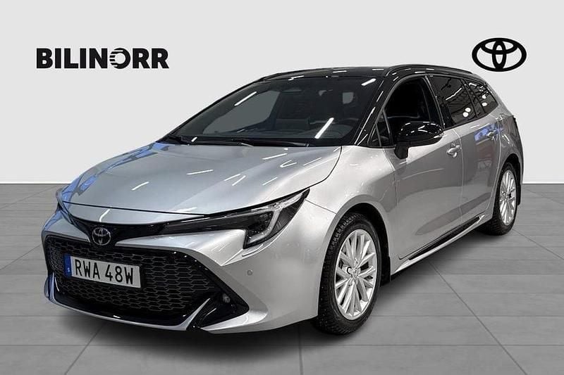 Silver Begagnad 2023 Toyota Corolla Sport Kombi | 329 900 kr (Marknadspris) - Bild 1/4