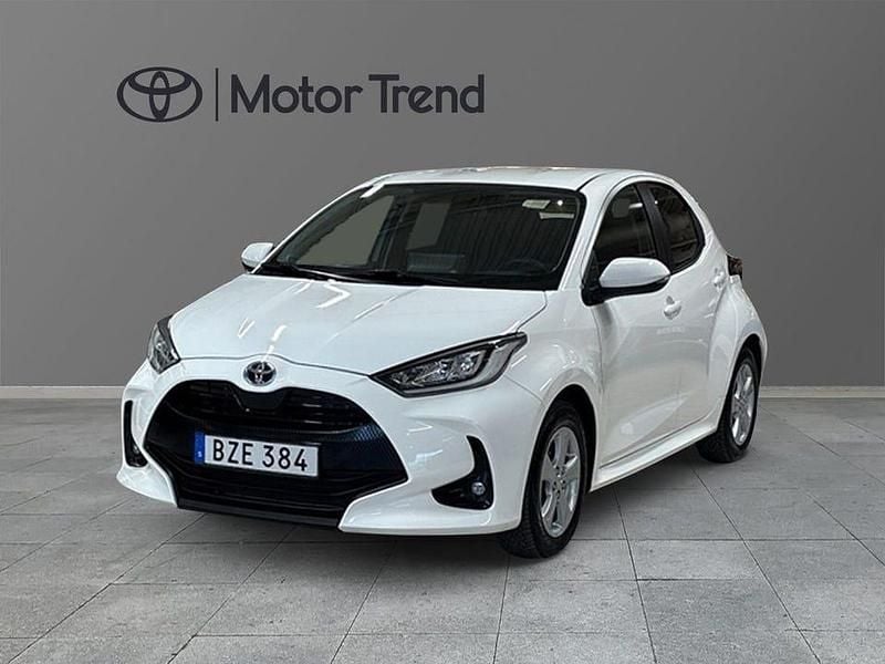 Vit Begagnad 2022 Toyota Yaris Hybrid | 219 000 kr (Superpris) - Bild 1/4