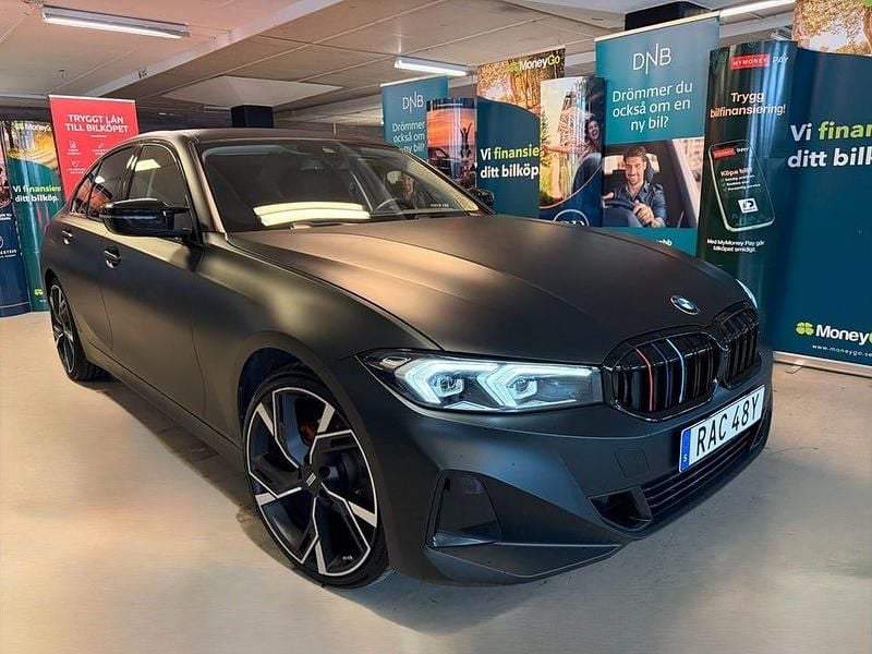 Svart Begagnad 2022 BMW 320 Sedan | 409 900 kr (Marknadspris) - Bild 1/4