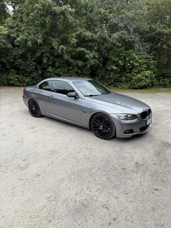 Grå Begagnad 2007 BMW 335 Cabriolet Comfort Edition Cab | 180 000 kr (Marknadspris) - Bild 1/4