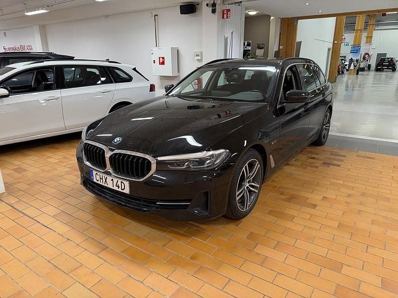 Svart Begagnad 2021 BMW 530e Kombi | 299 000 kr (Bra pris) - Bild 1/4
