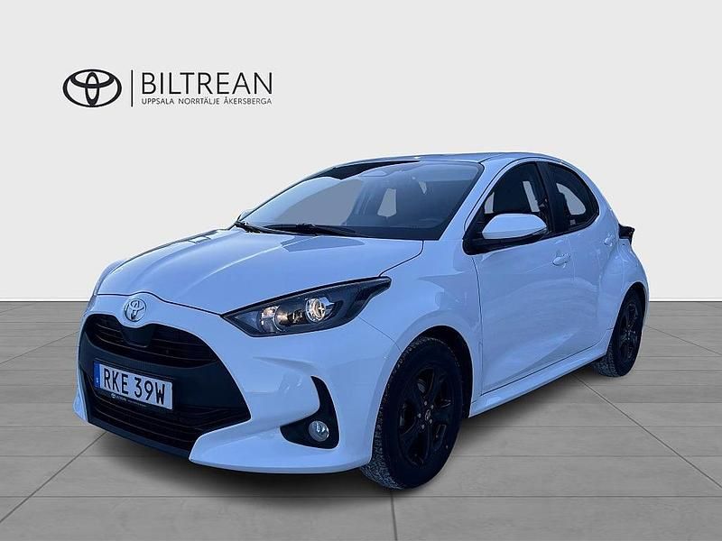 Vit Begagnad 2025 Toyota Yaris Hybrid Active Halvkombi | 254 000 kr (Marknadspris) - Bild 1/4
