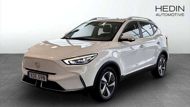 Vit (white) Begagnad 2022 MG ZS Luxury Sedan | 249 900 kr (Bra pris) - Bild 1/4