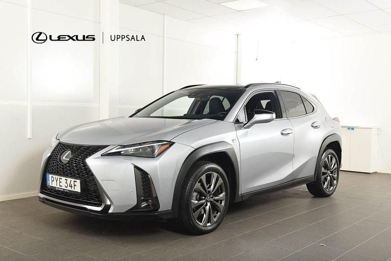 Grå (silvermetallic) Begagnad 2022 Lexus UX 250h Sport Design Packet SUV | 299 900 kr (Marknadspris) - Bild 1/4