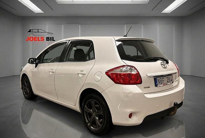Begagnad Toyota Auris Plus 132 HK (97 kW) 2012 Vit Halvkombi