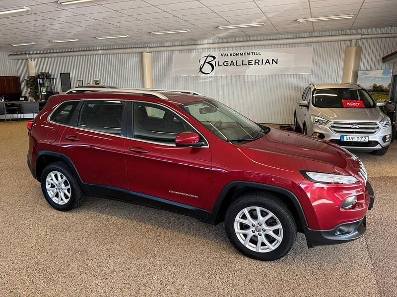 Mörkröd Begagnad 2014 Jeep Cherokee Longitude SUV | 139 000 kr (Marknadspris) - Bild 1/4