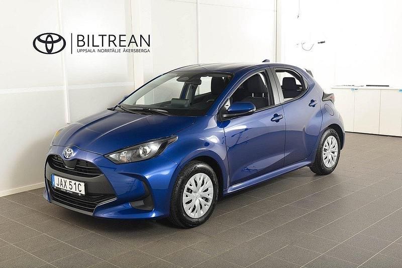 Mörkblå Begagnad 2024 Toyota Yaris Hybrid Active Halvkombi | 228 900 kr (Marknadspris) - Bild 1/4