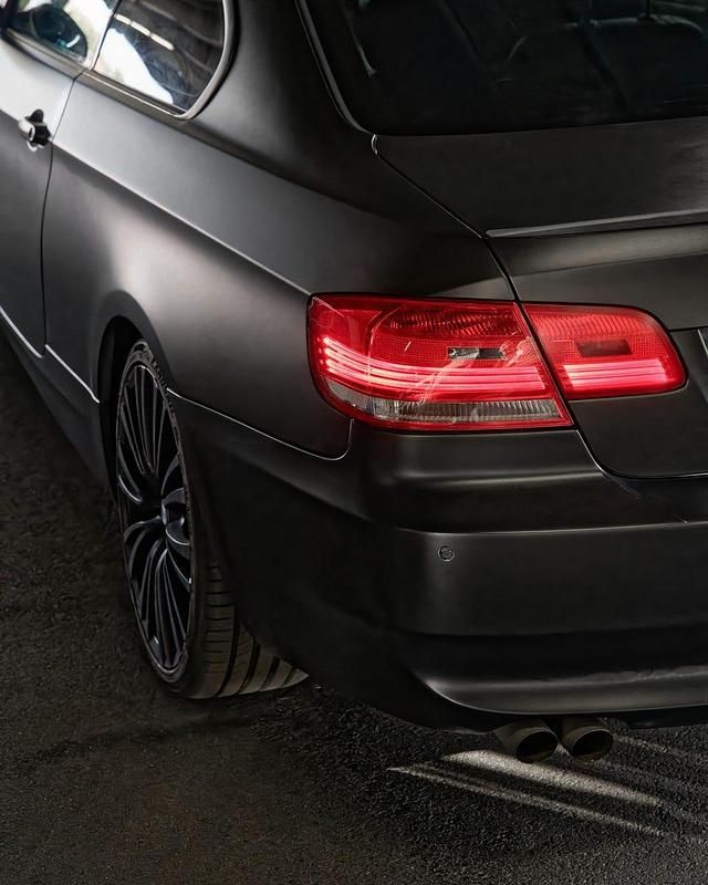 Begagnad BMW 325 218 HK (160 kW) 2007 Originallack silver metallic under en mattsvart helfoliering Sportkupé