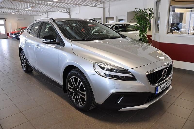 Begagnad Volvo V40 Momentum 120 HK (88 kW) 2017 Silver Halvkombi