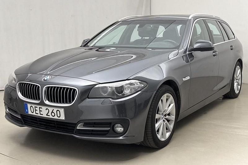 Grå Begagnad 2016 BMW 520 Kombi | 144 900 kr (Marknadspris) - Bild 1/4