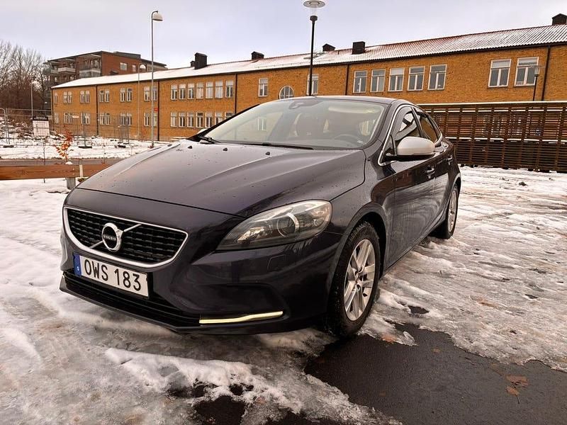 Mörkblå metallic Begagnad 2014 Volvo V40 R-Design Halvkombi | 59 900 kr (Superpris) - Bild 1/4