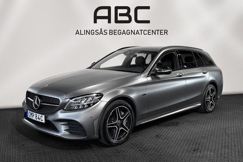 Grå Begagnad 2020 Mercedes C300e AMG line Kombi | 289 000 kr (Marknadspris) - Bild 1/4