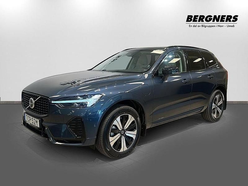 Mörkblå (blå) Begagnad 2024 Volvo XC60 Plus SUV | 629 900 kr (Dyr) - Bild 1/4