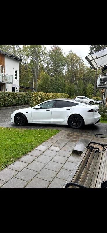 Vit Begagnad 2023 Tesla Model S Sedan | 653 246 kr (Bra pris) - Bild 1/1