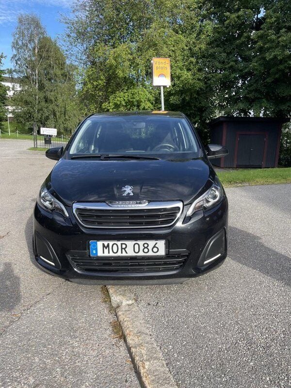Svart Begagnad 2014 Peugeot 108 Halvkombi | 68 000 kr (Marknadspris) - Bild 1/3