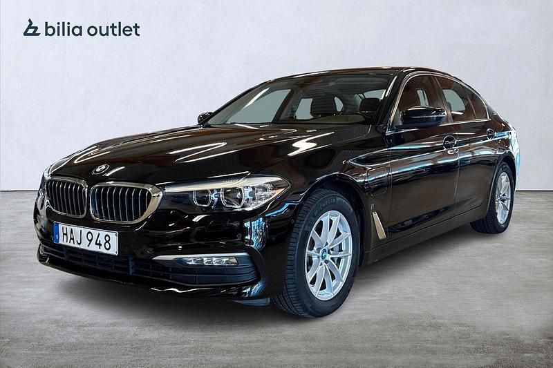 Svart Begagnad 2017 BMW 530e iPerformance Sedan | 219 900 kr (Marknadspris) - Bild 1/3