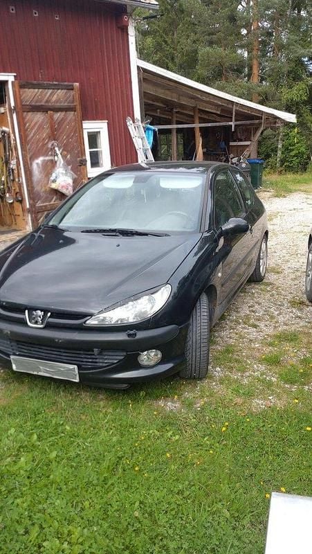 Svart Begagnad 2003 Peugeot 206 GTi Halvkombi | 6 000 kr (Superpris) - Bild 1/4