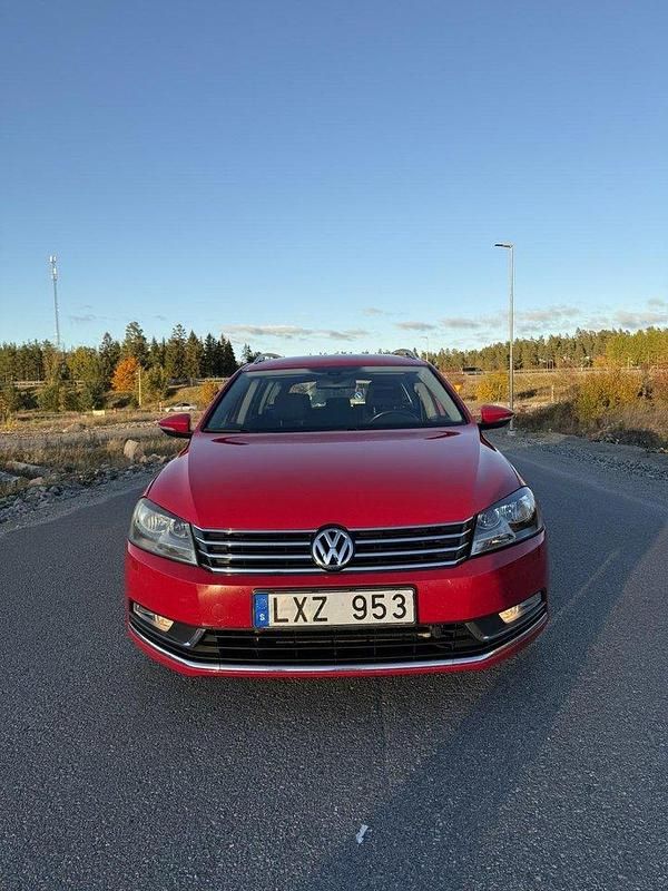 Röd Begagnad 2012 VW Passat Kombi | 63 000 kr (Superpris) - Bild 1/4