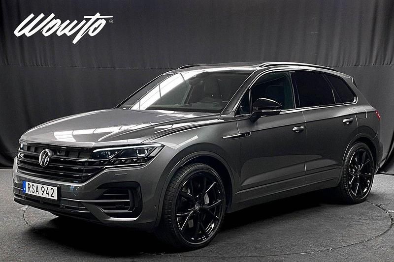 Grå (silizium grå metallic) Begagnad 2023 VW Touareg R SUV | 769 800 kr (Lite dyr) - Bild 1/3