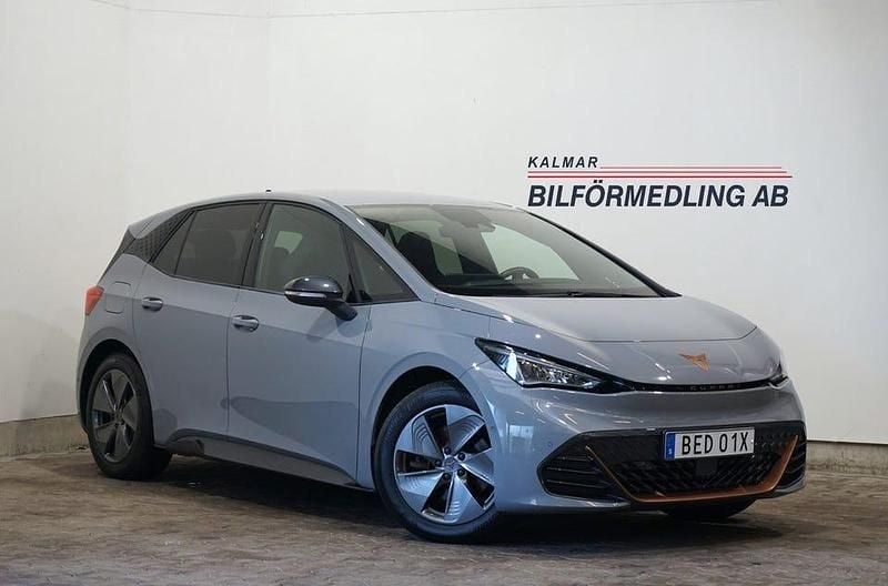Grå Begagnad 2022 Cupra Born Halvkombi | 249 900 kr (Marknadspris) - Bild 1/4