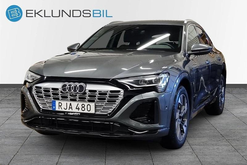 Grå Begagnad 2023 Audi Q8 e-tron S-Line SUV | 669 900 kr (Dyr) - Bild 1/4