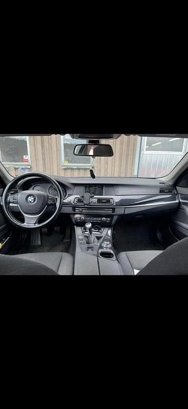 Blå Begagnad 2012 BMW 520 Kombi | 100 000 kr (Marknadspris) - Bild 1/4