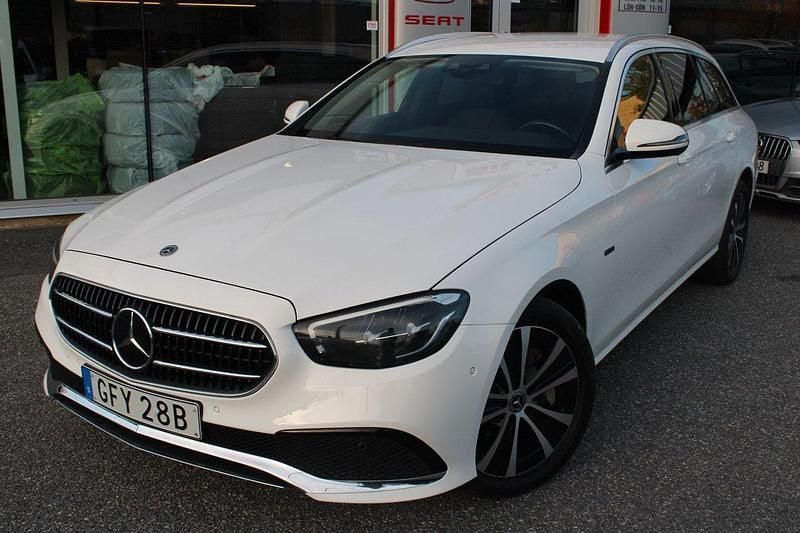 Vit Begagnad 2021 Mercedes E300 Avantgarde Kombi | 369 900 kr (Marknadspris) - Bild 1/4