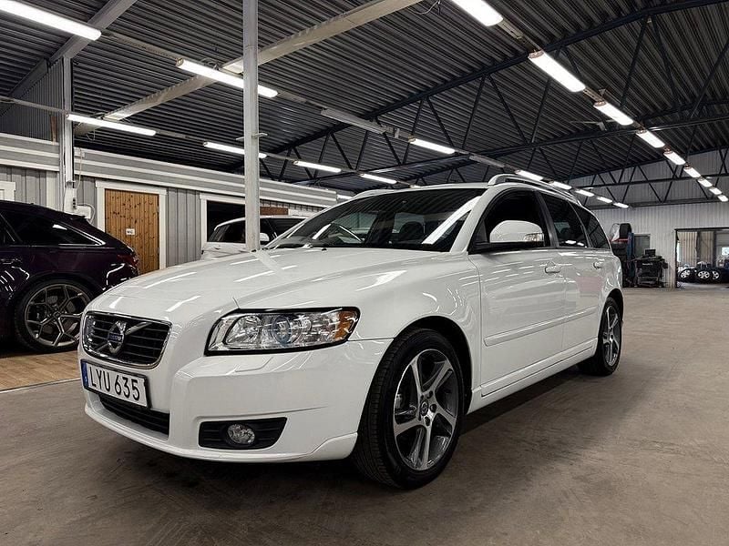 Vit Begagnad 2011 Volvo V50 Momentum Kombi | 59 900 kr (Marknadspris) - Bild 1/4