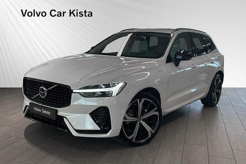 Vit Begagnad 2025 Volvo XC60 Plus SUV | 559 900 kr (Marknadspris) - Bild 1/3