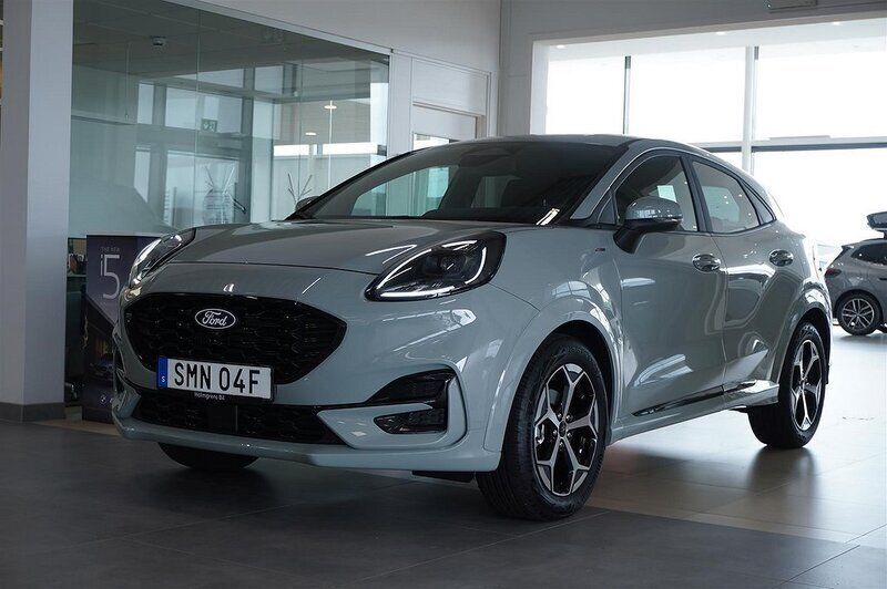 Grå Begagnad 2024 Ford Puma ST-Line SUV | 269 900 kr (Marknadspris) - Bild 1/4