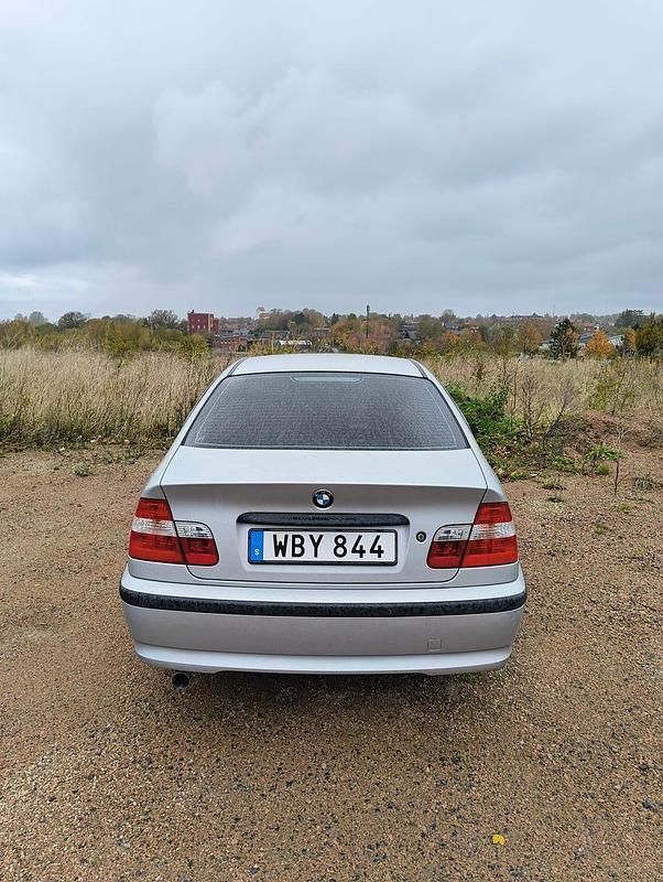 Begagnad BMW 318 143 HK (105 kW) 2004 Grå Sedan