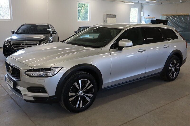 Begagnad Volvo V90 CC Momentum 198 HK (145 kW) 2021 Silver Kombi