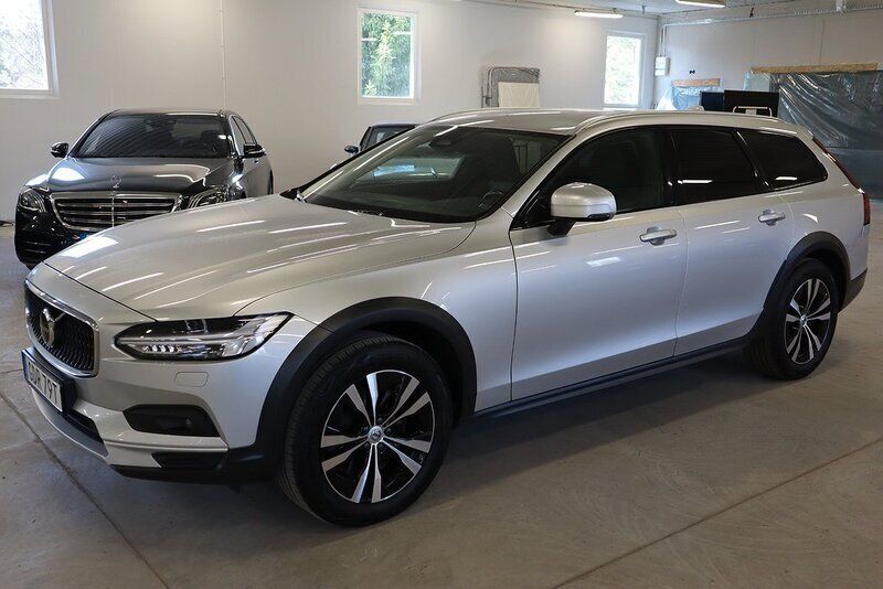 Silver Begagnad 2021 Volvo V90 CC Momentum Kombi | 328 900 kr (Marknadspris) - Bild 1/4